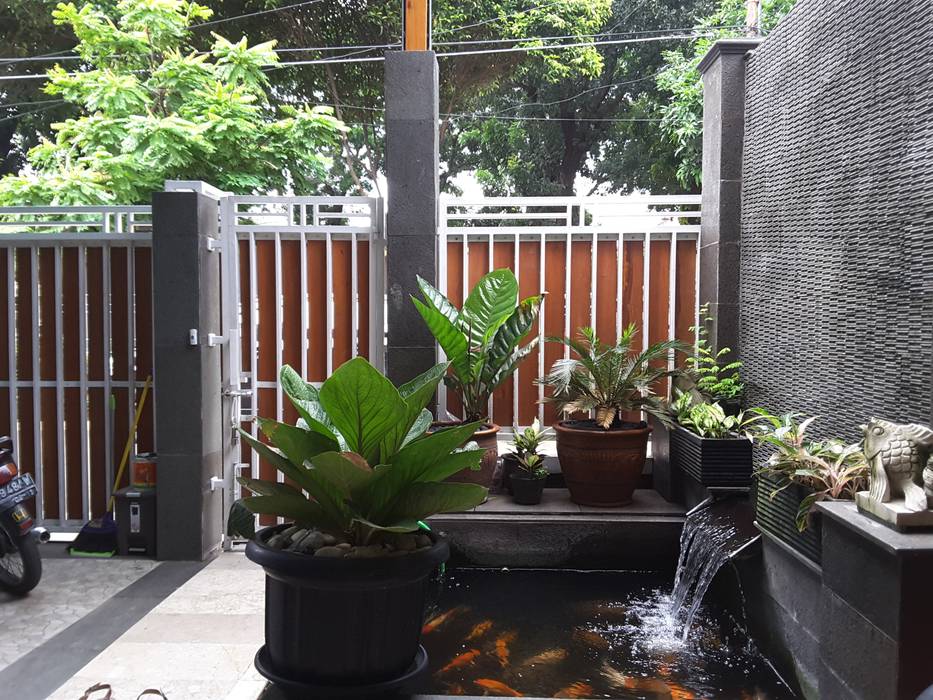 Renovasi Rumah Taman – Slipi . Jakarta Barat, Vaastu Arsitektur Studio Vaastu Arsitektur Studio Jardines de estilo ecléctico