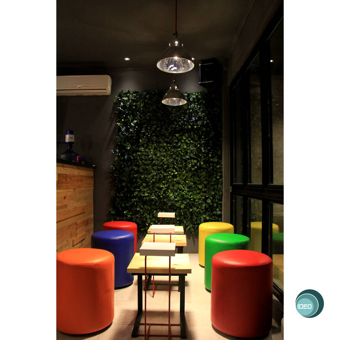 Oro Colato - Gelato and Bar, IDEO DESIGNWORK IDEO DESIGNWORK Dinding & Lantai Gaya Industrial