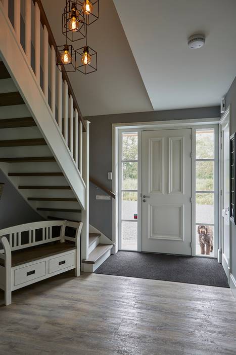 ​Landelijke woning Bleskensgraaf, Brand I BBA Architecten Brand I BBA Architecten Country style corridor, hallway& stairs