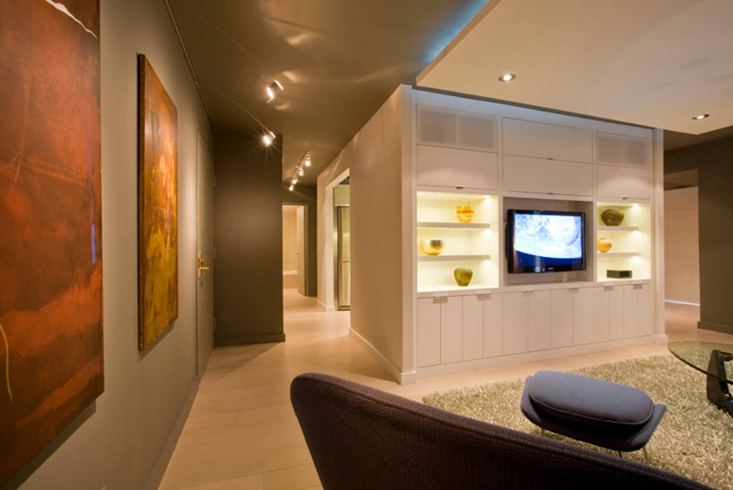 Flat in McLean, VA, FORMA Design Inc. FORMA Design Inc. Corredores, halls e escadas modernos