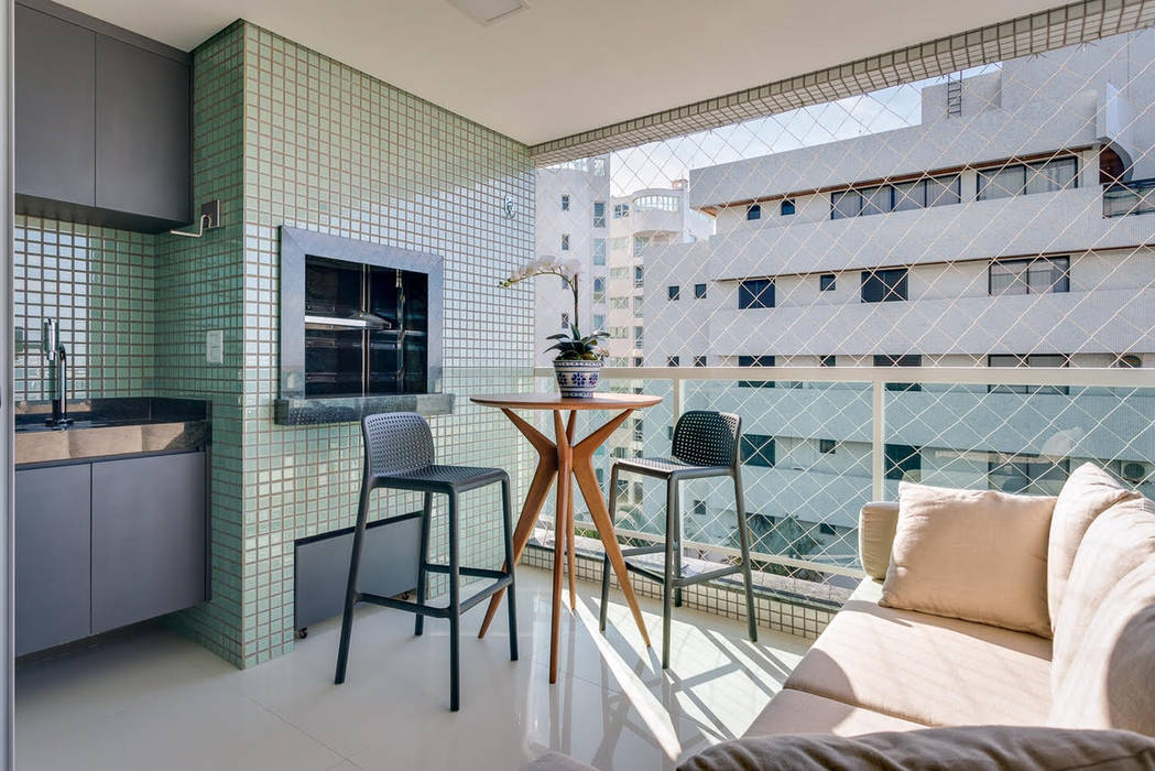 Apartamento Balneário de Caioba, Ediane Tramujas Arquitetura Ediane Tramujas Arquitetura Balkon, Beranda & Teras Modern