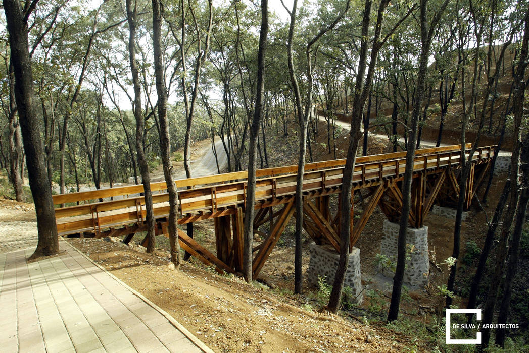 Puente peatonal. de Silva Arquitectos Espacios comerciales Madera Acabado en madera Hoteles