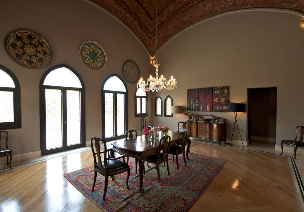 Luxury space and an antique dining room furniture Design Zone Comedores de estilo mediterráneo Ladrillos luxury,antique furniture