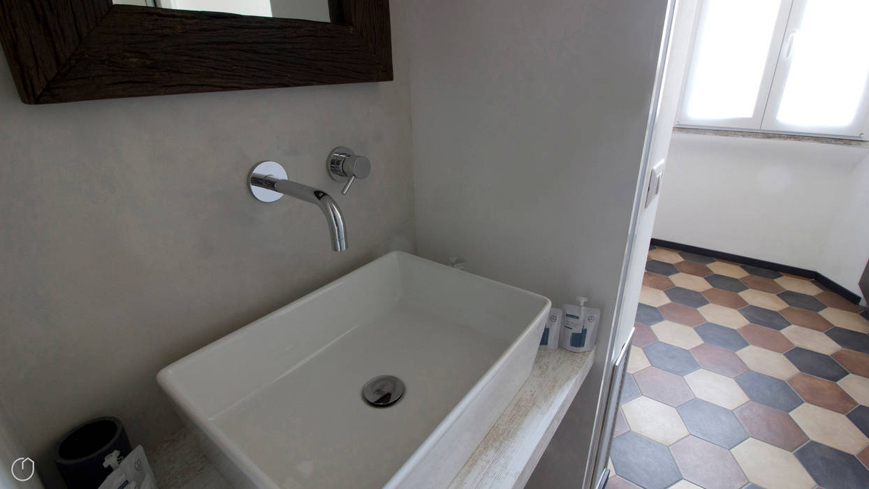 Ciaia Red&Blu (Milano) Low cost di qualità per due mini appartamenti destinati all'Airbnb, studiodonizelli studiodonizelli Salle de bain moderne