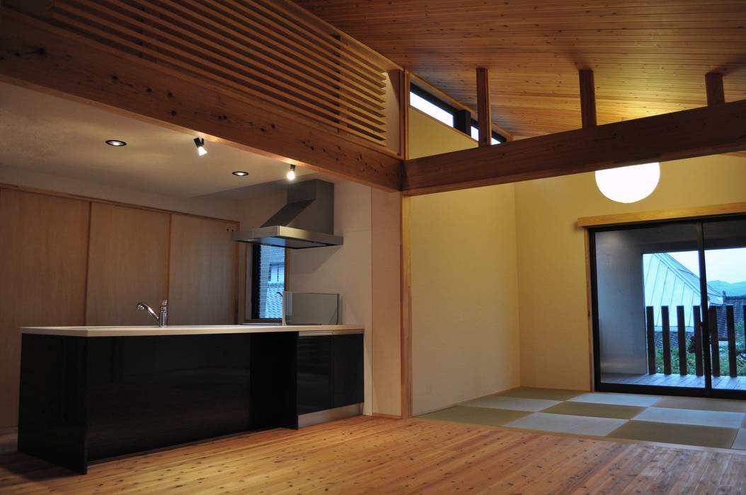 昭和の家, 田村貴大建築アトリエ 田村貴大建築アトリエ Salas de estilo moderno Madera Acabado en madera