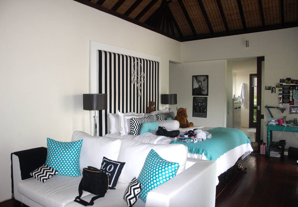 Halekulani Villa, Seminyak Bali Indonesia, Credenza Interior Design Credenza Interior Design Dormitorios de estilo asiático Sofas y chaise long