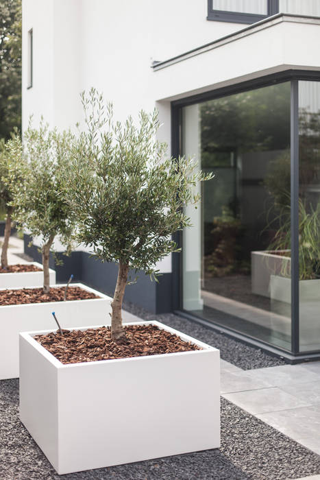 Voor: Jaren 70 Huis, Na: Moderne Villa - Getuig van een Ongelofelijke Verandering, Bob Romijnders Architectuur + Interieur Bob Romijnders Architectuur + Interieur Modern garden Plant pots & vases