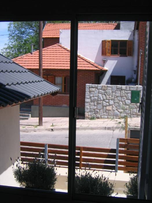 2 Duplex sobre calle Centenario en La Falda, provincia de Córdoba, Dario Basaldella Arquitectura Dario Basaldella Arquitectura Спальня