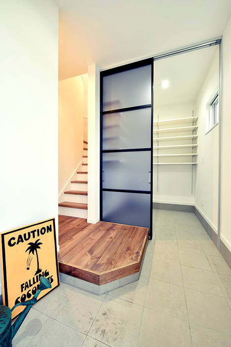 カリフォルニアスタイルの住居と店舗併用住宅 オレンジハウス 玄関 廊下 階段階段 Homify