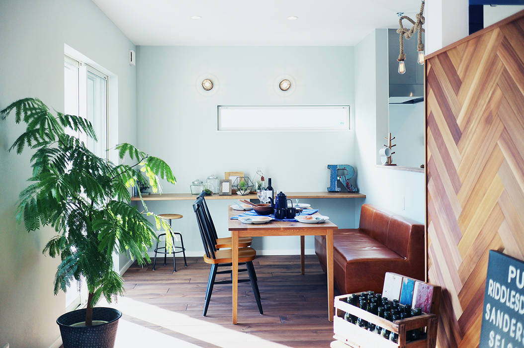 カリフォルニアスタイルの住居と店舗併用住宅 オレンジハウス ダイニングルームテーブル Homify