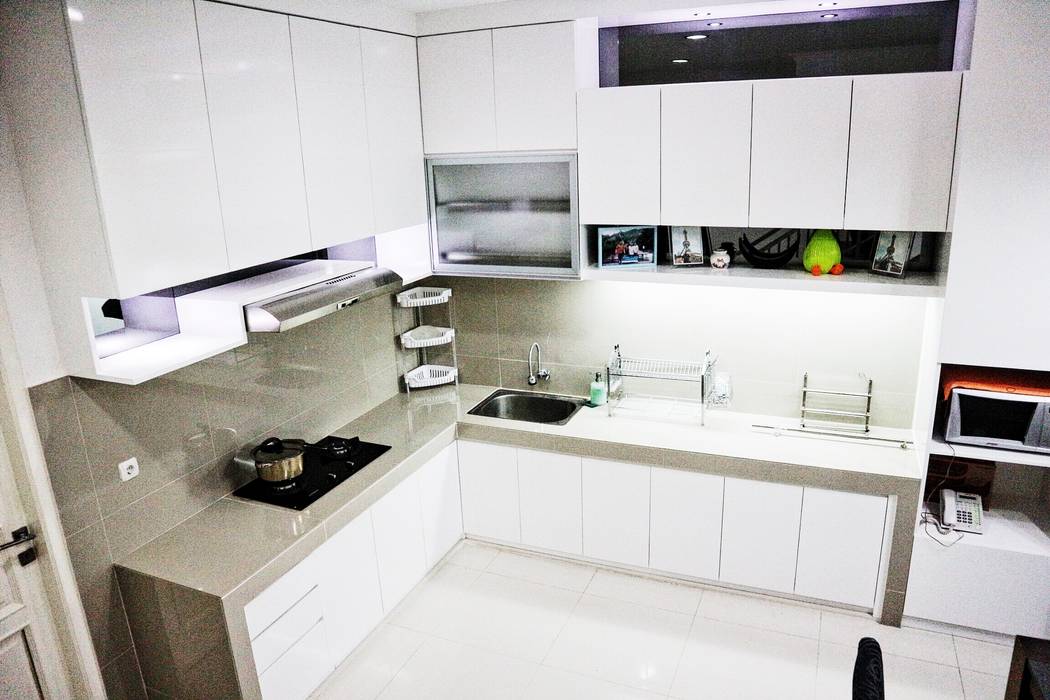 White luxury  kitchen  dapur  by the goodwood interior 