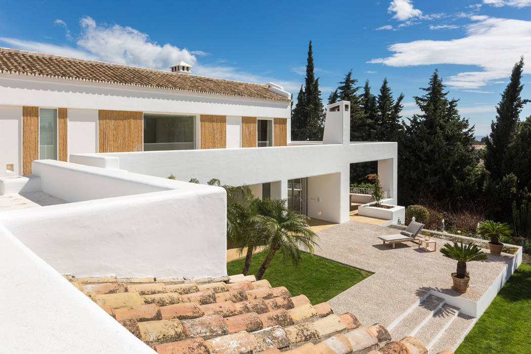 Reforma de Villa en Nueva Andalucía, Marbella., Alejandro Giménez Architects Alejandro Giménez Architects Toiture à deux versants Céramique