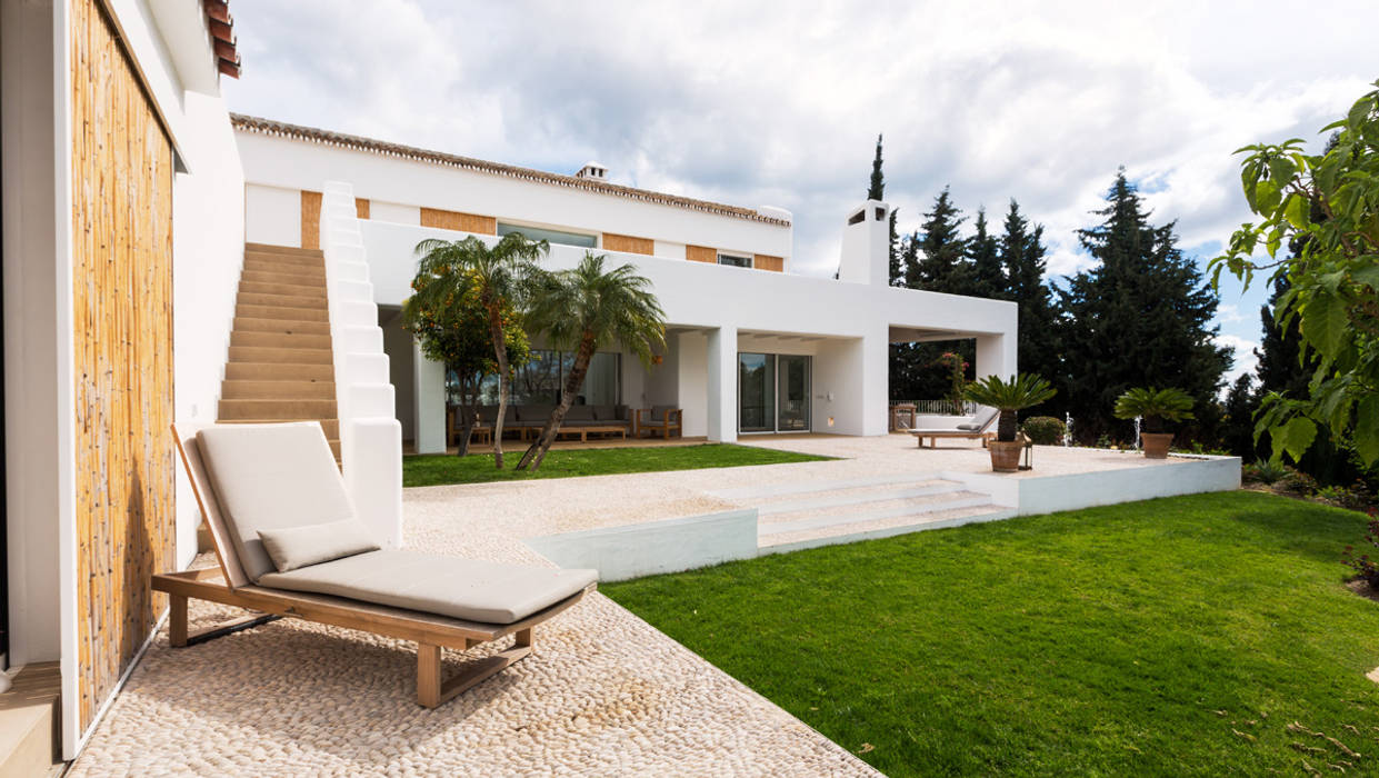 Vista del jardín y solárium. Alejandro Giménez Architects Jardines delanteros Hormigón