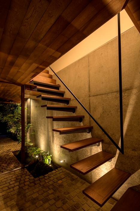 ストリップ階段 今井賢悟建築設計工房 モダンスタイルの 玄関&廊下&階段 コンクリート ストリップ階段