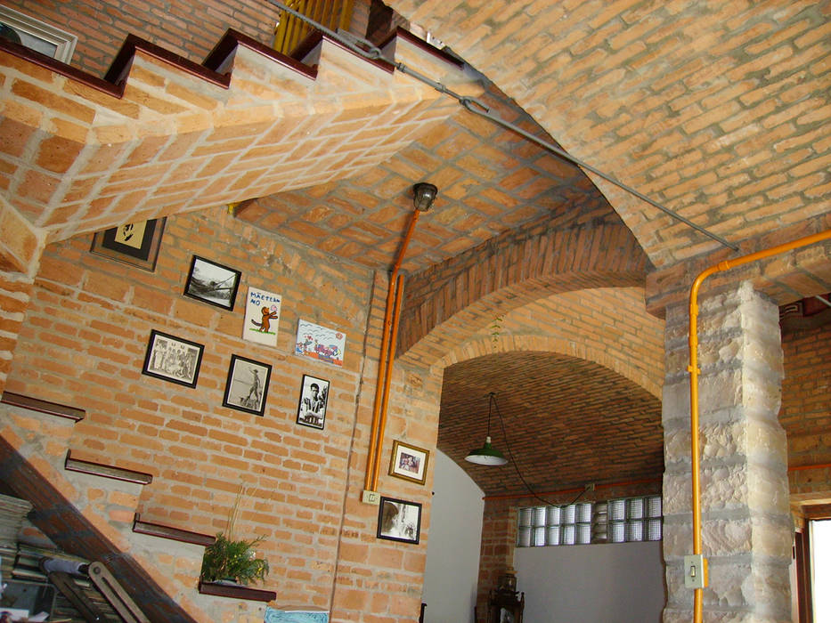 Residência em São Carlos, JMN arquitetura JMN arquitetura Pasillos, vestíbulos y escaleras rústicos Ladrillos