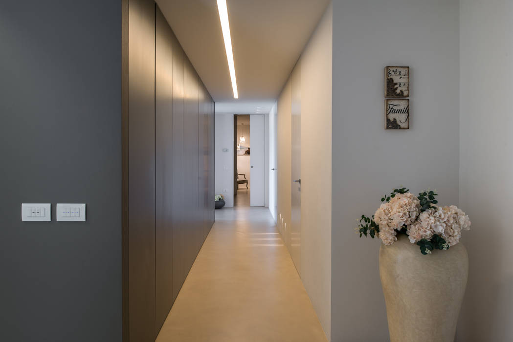 Attico con vista sulle colline marchigiane, QUADRASTUDIO QUADRASTUDIO Modern corridor, hallway & stairs