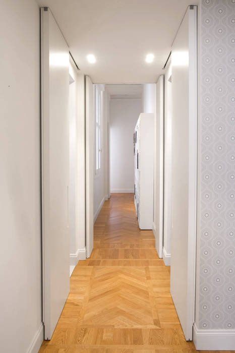 16VT_Ristrutturazione di un appartamento di pregio, Chantal Forzatti architetto Chantal Forzatti architetto Modern Corridor, Hallway and Staircase Solid Wood Multicolored