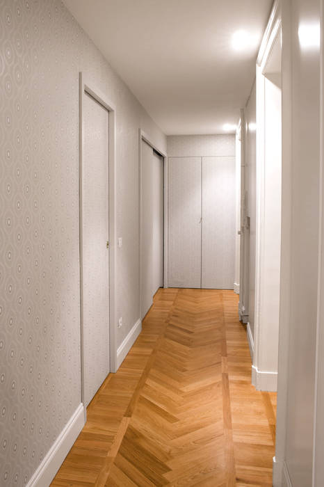 16VT_Ristrutturazione di un appartamento di pregio, Chantal Forzatti architetto Chantal Forzatti architetto Modern Corridor, Hallway and Staircase Solid Wood Multicolored