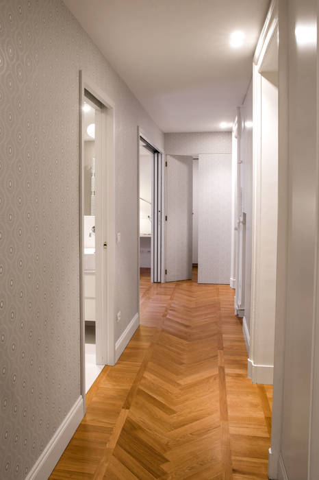 16VT_Ristrutturazione di un appartamento di pregio, Chantal Forzatti architetto Chantal Forzatti architetto Modern Corridor, Hallway and Staircase Solid Wood Multicolored