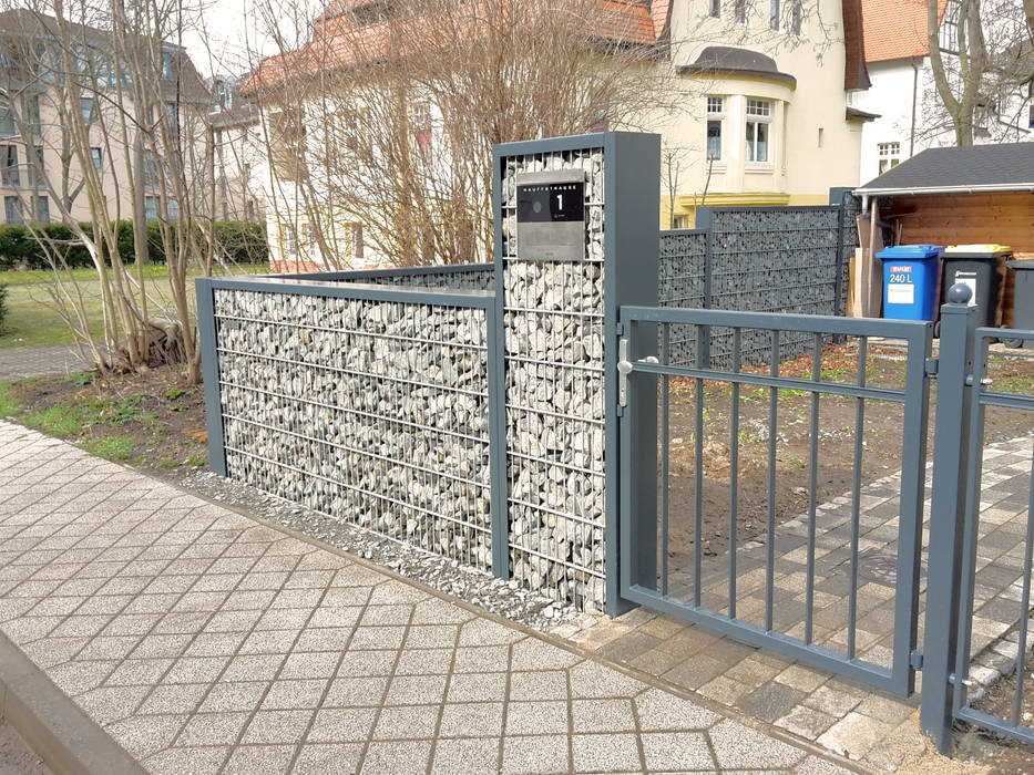 In den gabionenzaun integrierter durchwurfbriefkasten homify