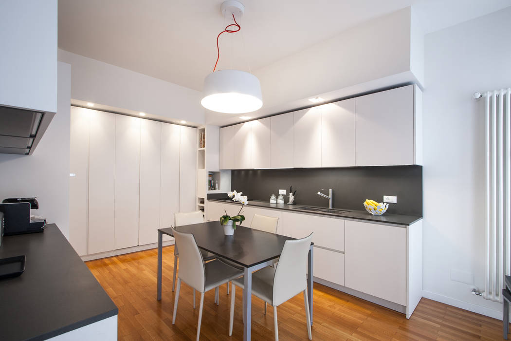 37VM_Ristrutturazione di un appartamento a Como, Chantal Forzatti architetto Chantal Forzatti architetto Built-in kitchens