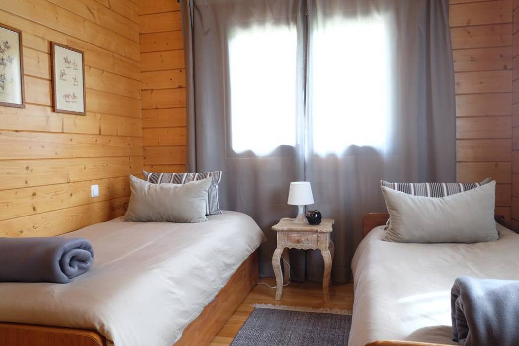 RUSTICASA | Pine Cottage | Zambujeira do Mar, RUSTICASA RUSTICASA Dormitorios de estilo rural Madera maciza Multicolor