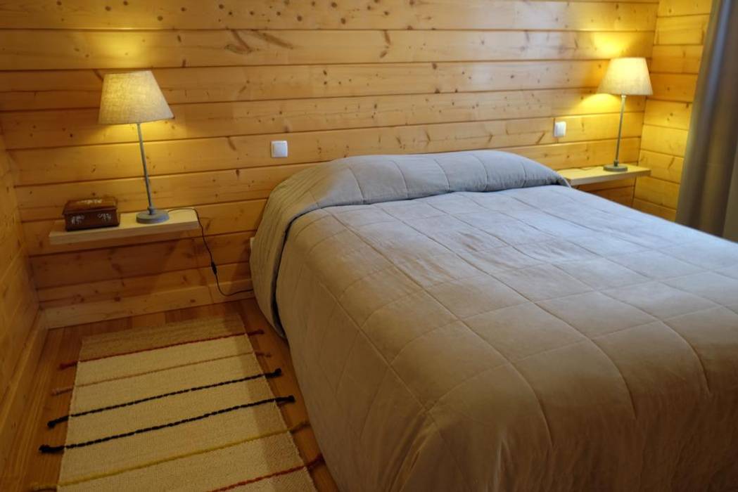 RUSTICASA | Pine Cottage | Zambujeira do Mar, RUSTICASA RUSTICASA Спальня в стиле кантри Твердая древесина Многоцветный