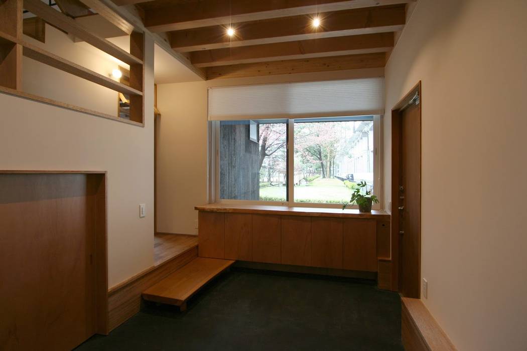 58-niigataT, i+i設計事務所（アイプラスアイ設計事務所） i+i設計事務所（アイプラスアイ設計事務所） モダンな 窓&ドア