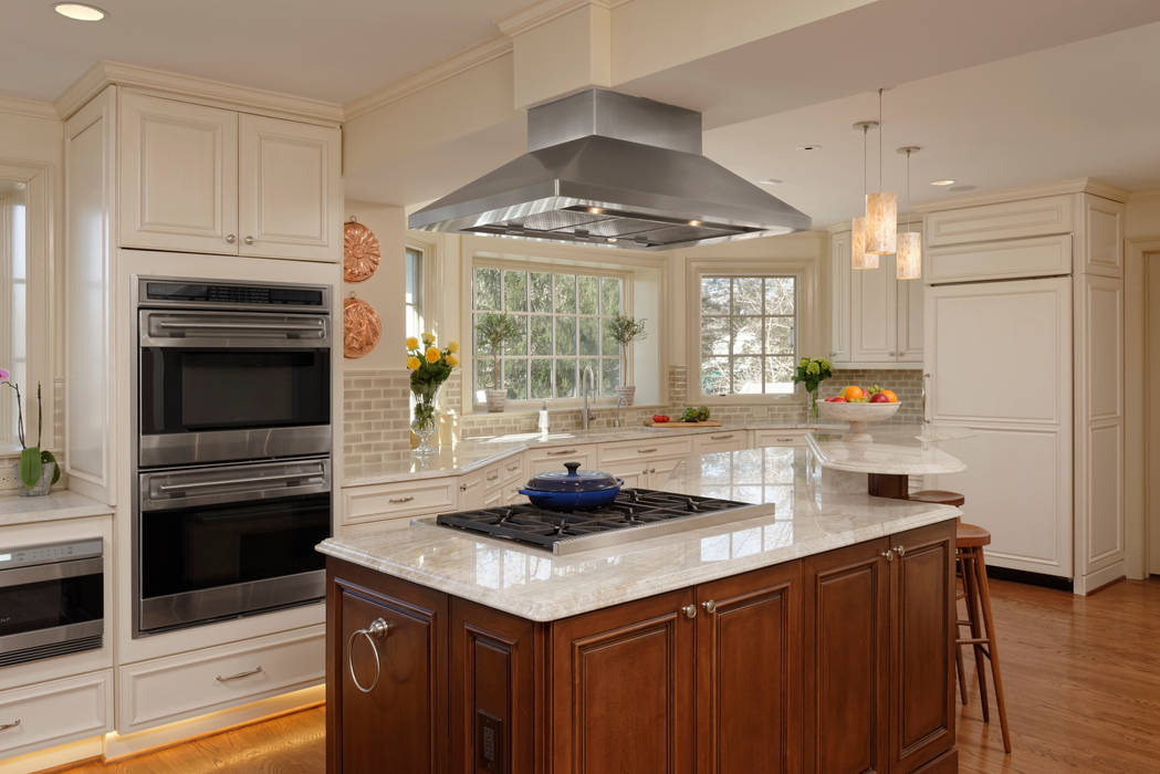 “Cook’s Kitchen” Renovation in Potomac, Maryland, BOWA - Design Build Experts BOWA - Design Build Experts Klasyczna kuchnia