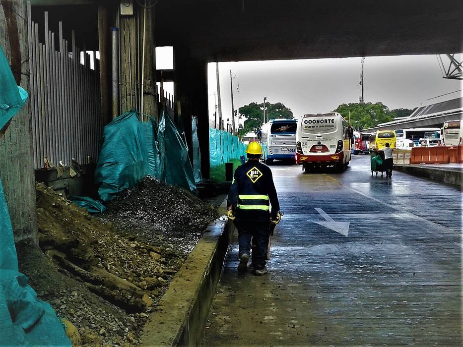 Redes de baja y media tensión en Terminal de Transporte de Medellín, INGECOSTOS S.A.S. INGECOSTOS S.A.S. Espacios comerciales Oficinas y Tiendas