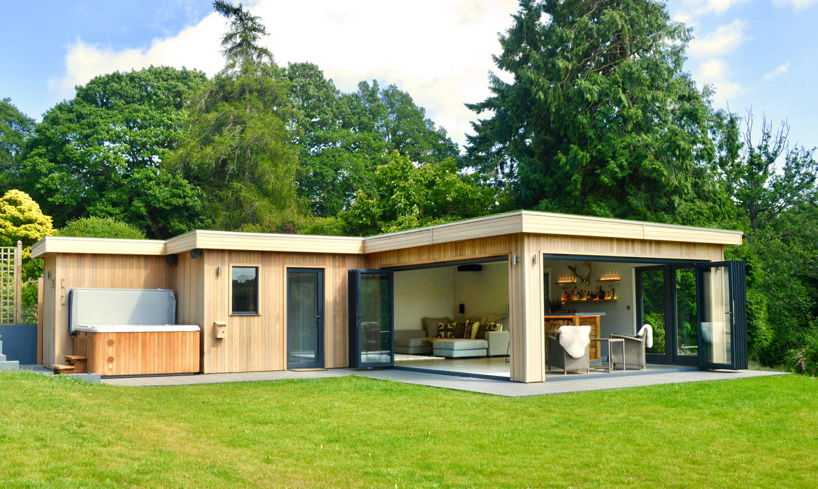 Cedar garden room with hot tub and bar Crown Pavilions 庭院