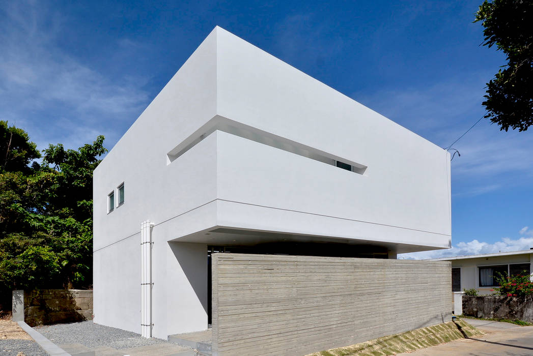スリットのある外観 株式会社クレールアーキラボ 一戸建て住宅 コンクリート 白色 Homify