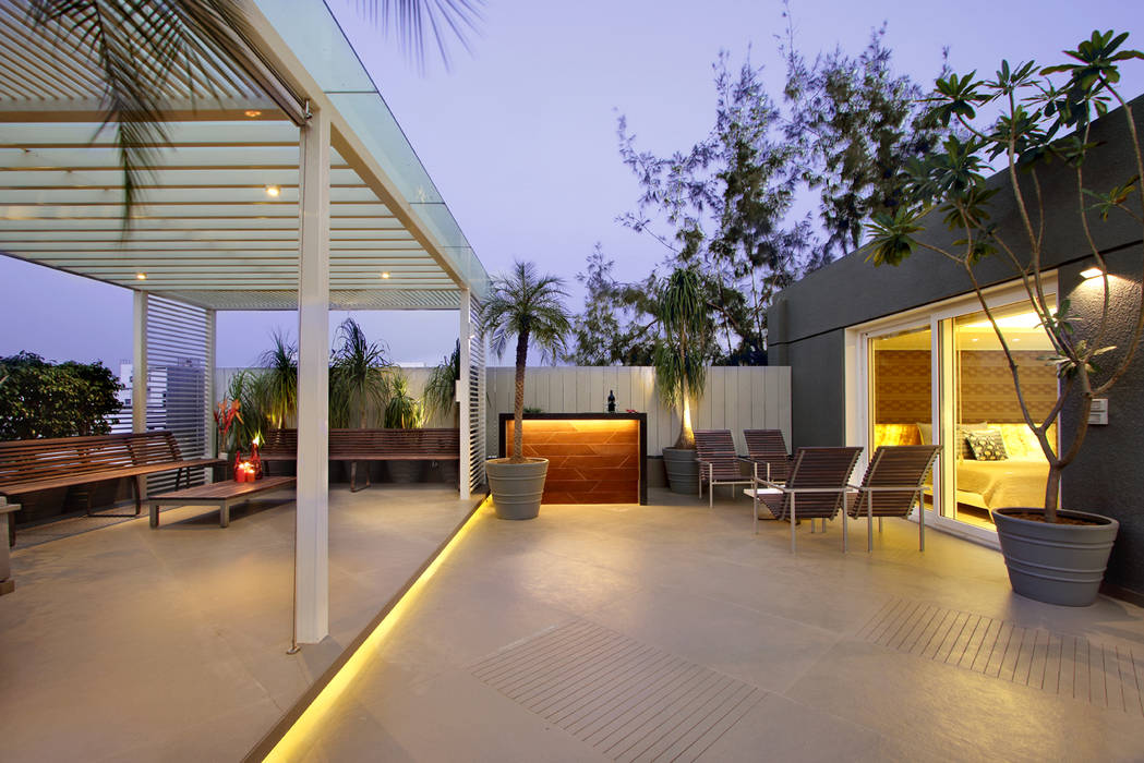 safal penthouse, USINE STUDIO USINE STUDIO Modern balcony, veranda & terrace