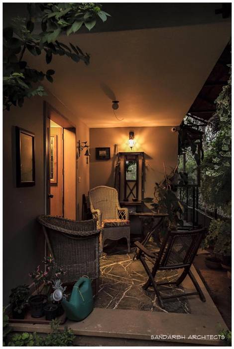 Saravan - The Singh's residence, Sandarbh Design Studio Sandarbh Design Studio Ausgefallener Balkon, Veranda & Terrasse