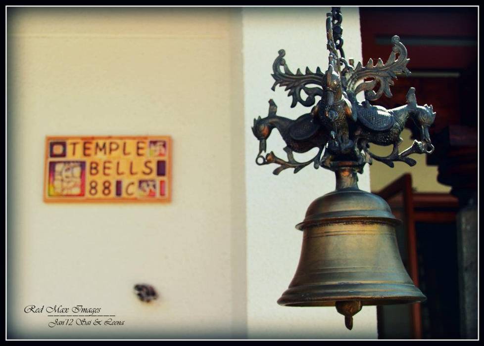 Temple Bells - Arati and Sundaresh's Residence, Sandarbh Design Studio Sandarbh Design Studio Weitere Zimmer Kunstobjekte