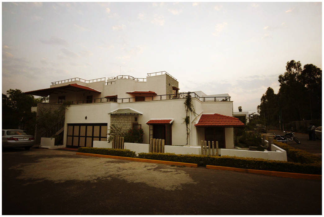 Temple Bells - Arati and Sundaresh's Residence, Sandarbh Design Studio Sandarbh Design Studio Casas eclécticas