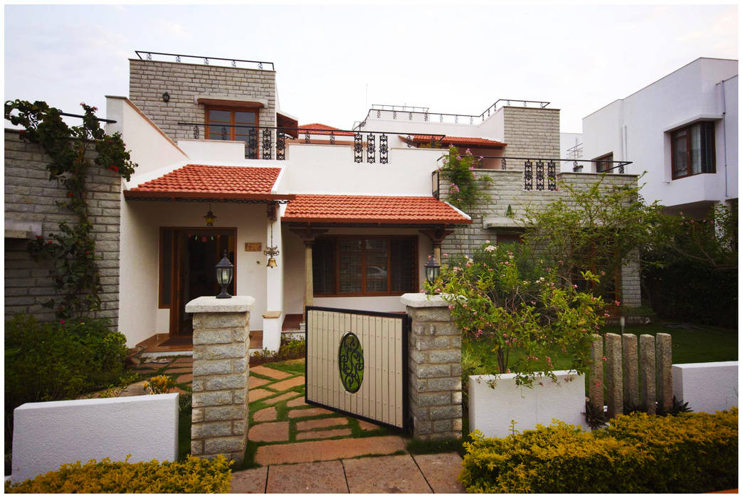 Temple Bells - Arati and Sundaresh's Residence, Sandarbh Design Studio Sandarbh Design Studio Eklektyczne domy