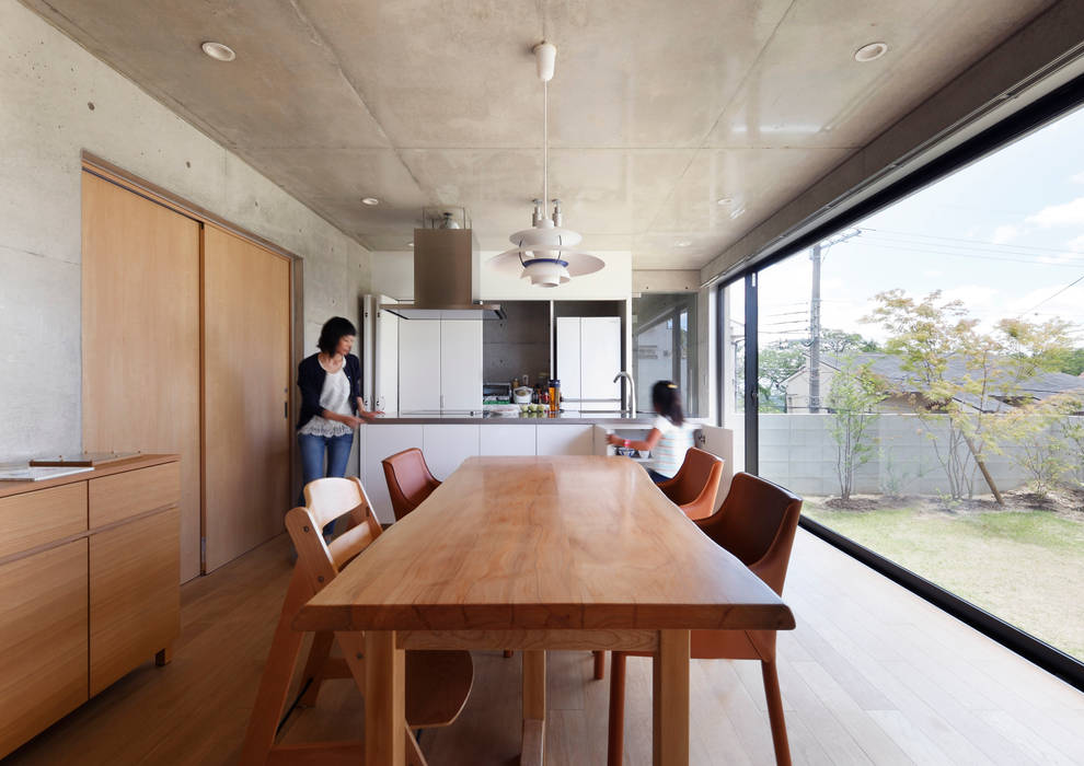 高台の家－坂のある街に住む－, 一級建築士事務所アトリエｍ 一級建築士事務所アトリエｍ Ruang Makan Modern Beton Bertulang