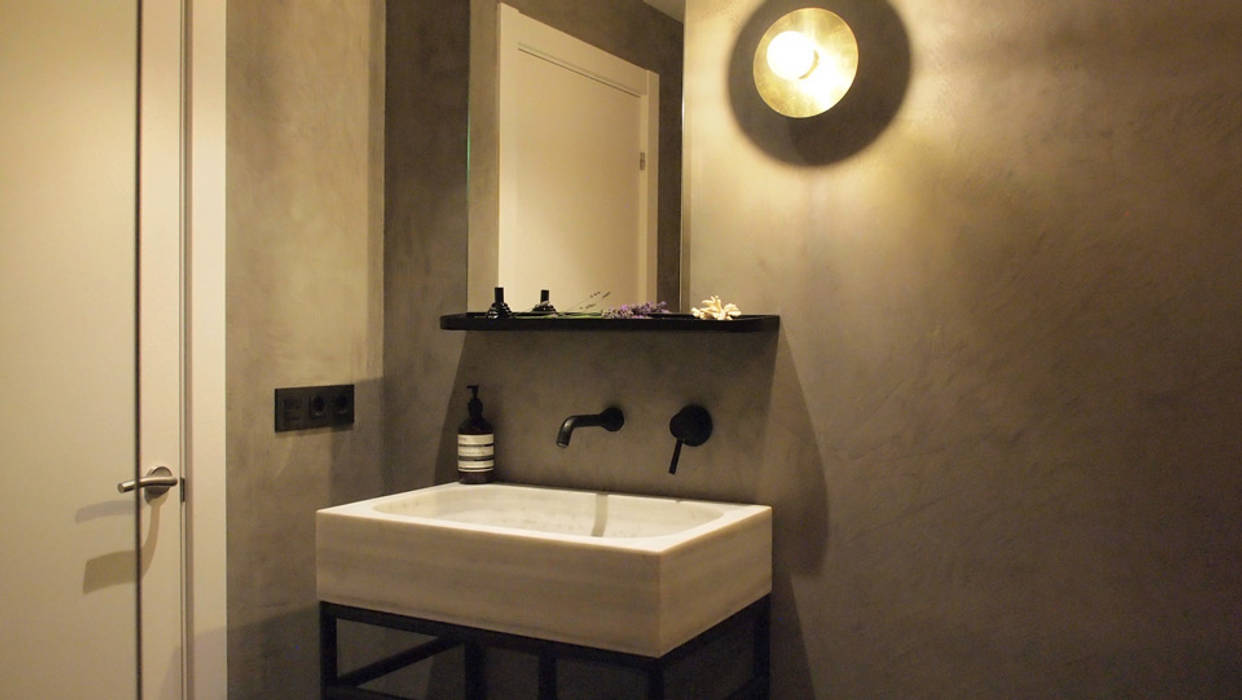 Ventanas de pvc de diferentes colores para un piso de diseño en el