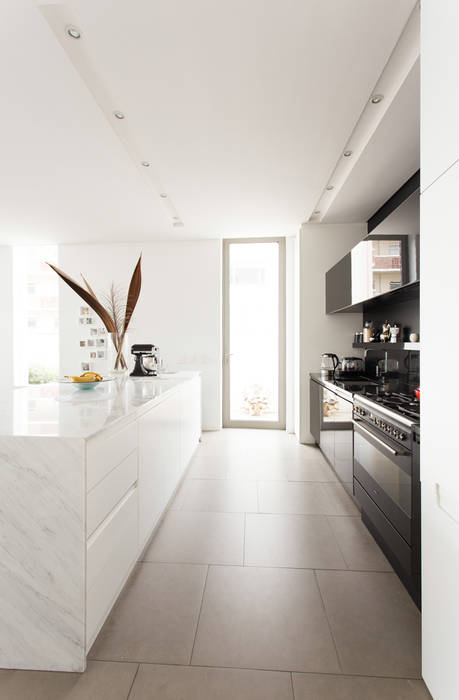 NEW HOUSE GARDENS, CAPE TOWN, Grobler Architects Grobler Architects Kitchen Marble