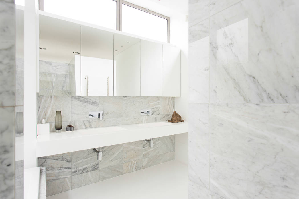 NEW HOUSE GARDENS, CAPE TOWN, Grobler Architects Grobler Architects Minimal style Bathroom Marble