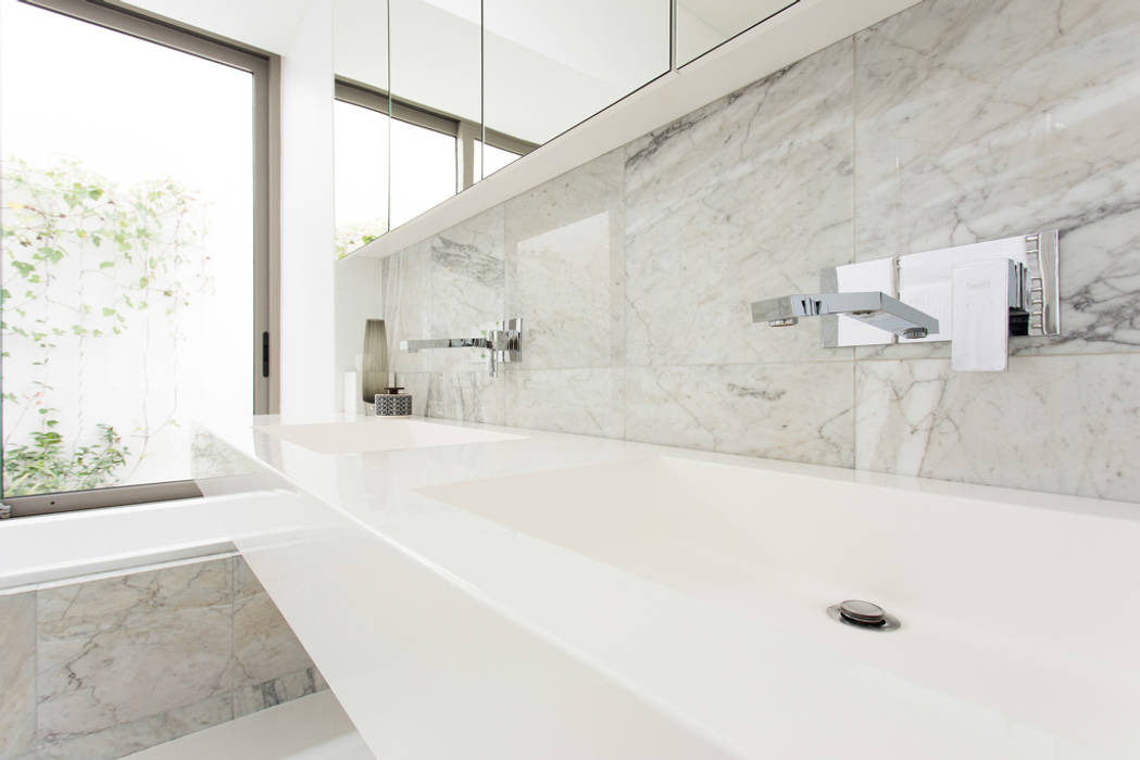 NEW HOUSE GARDENS, CAPE TOWN, Grobler Architects Grobler Architects Minimal style Bathroom Marble