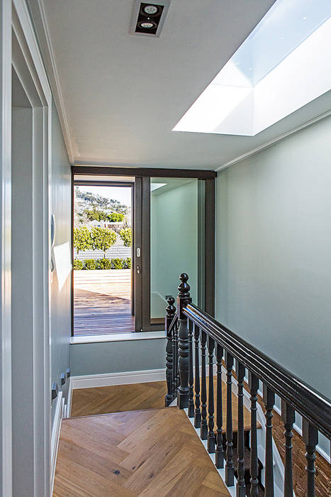 ALTERATION FRESNAYE, CAPE TOWN, Grobler Architects Grobler Architects Colonial style corridor, hallway& stairs