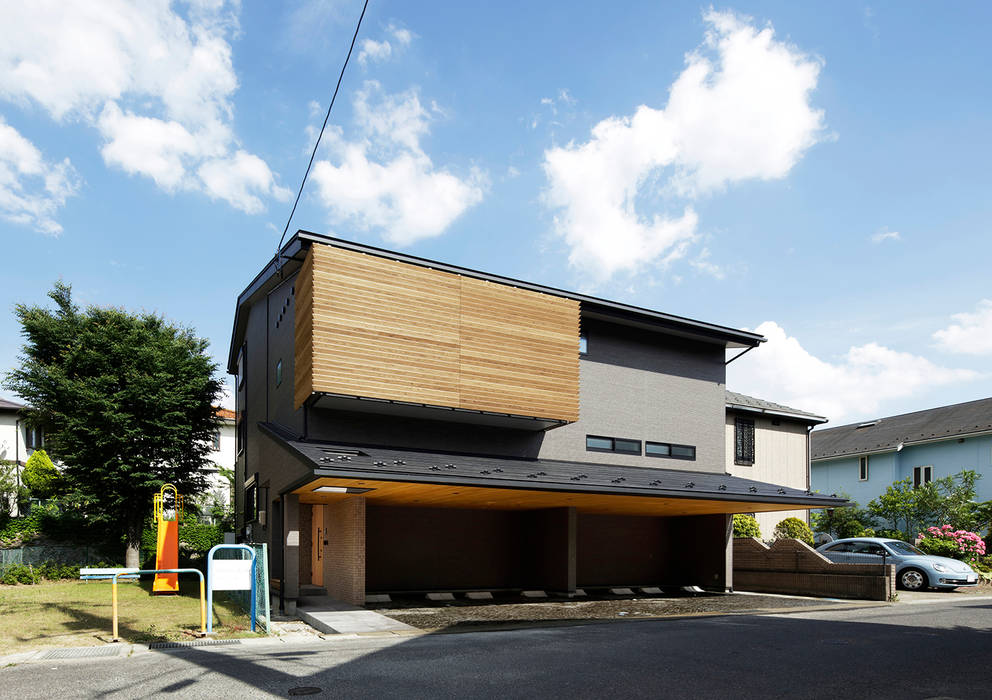 S邸 外観 Koshigoe Architects 腰越耕太建築設計事務所 一戸建て住宅 タイル モダン,勾配天井,ルーバー,タイル,無垢材,ガラス,珪藻土,自然素材,中庭,庭,吹抜け,二世帯,豪邸