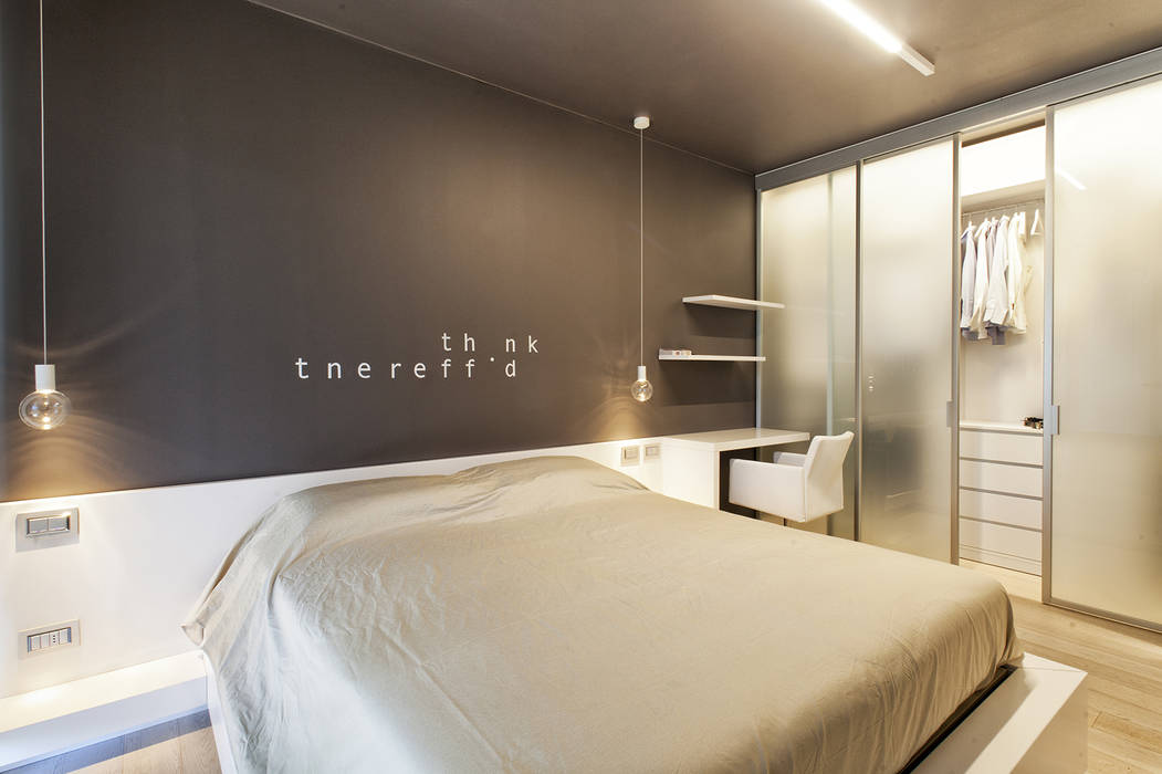 foto camera da letto con parete decorata su disegno Silvana Barbato Camera da letto moderna camera da letto