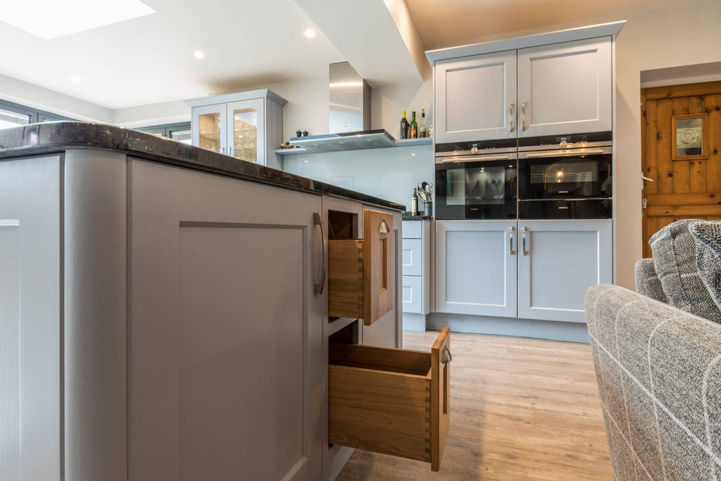 High Peak. Stunning views of the High Peak countryside from this family room extension, John Gauld Photography John Gauld Photography Modern kitchen Hidden drawers,Cookers,Pale grey