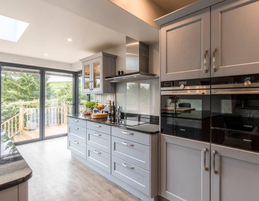 High Peak. Stunning views of the High Peak countryside from this family room extension, John Gauld Photography John Gauld Photography Modern Mutfak Shaker,ovens