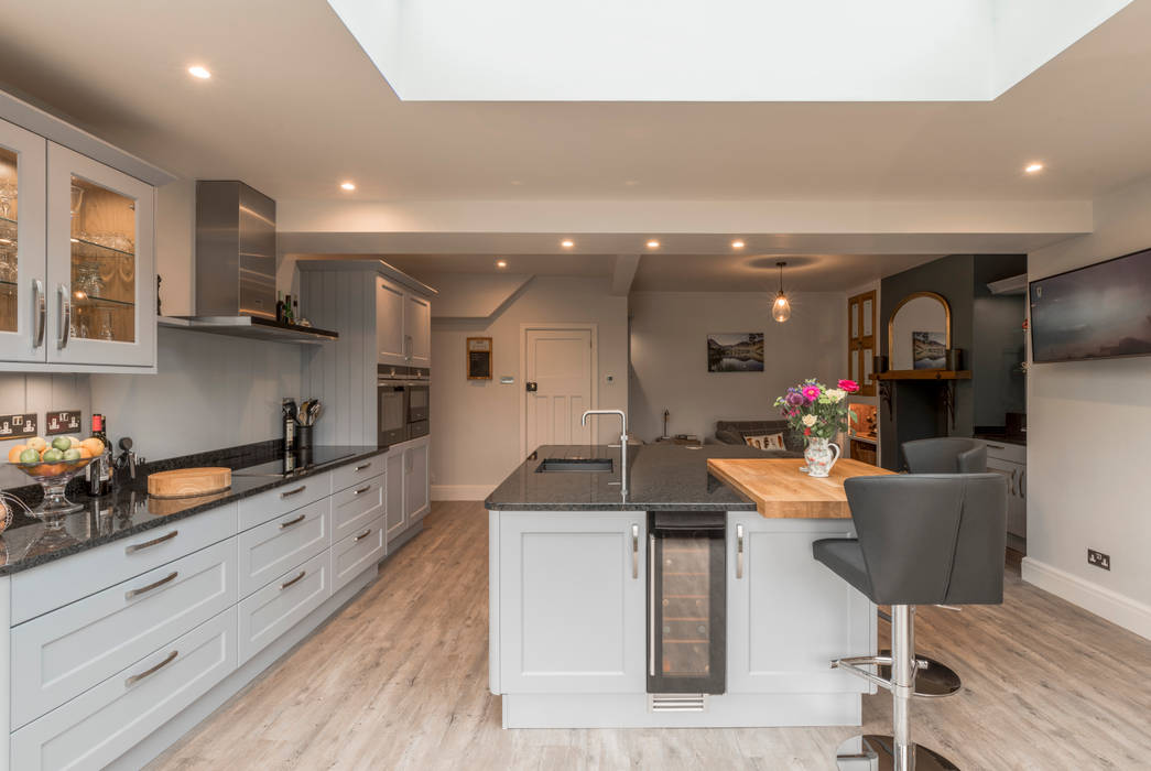 High Peak. Stunning views of the High Peak countryside from this family room extension, John Gauld Photography John Gauld Photography Cucina moderna