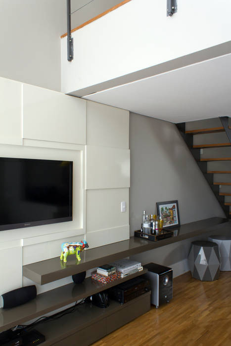 Painel TV e móvel de apoio Semíramis Alice Arquitetura & Design Salas de estar modernas painel TV,laca cinza,cinza,piso de madeira