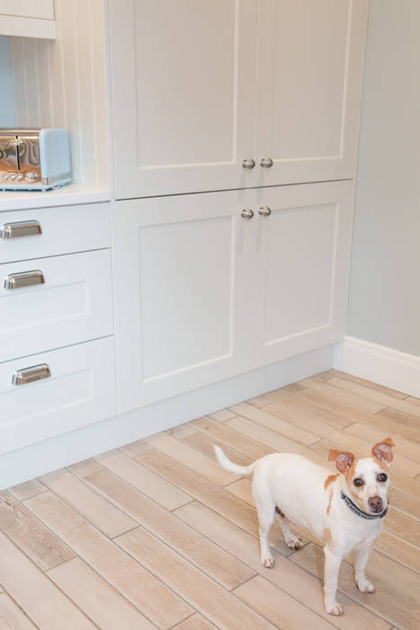 Tall Fridge/Freezer & Larder add essential storage homify Built-in kitchens Wood Wood effect larder,integrated fridge,integrated appliance,pet friendly,shaker kitchen